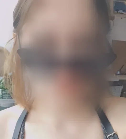 Ella, 19