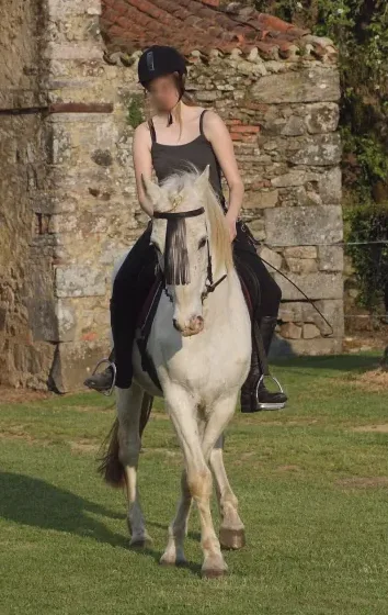 Nella, 27